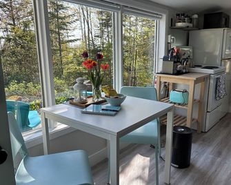 Oceanview Escape for Two, Steps from the Water - The Seanery Cottages - Hubbards - Dining room