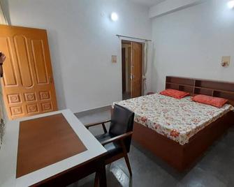 Simple, Hygienic and peaceful stay with a workstation - ורנאסי - חדר שינה