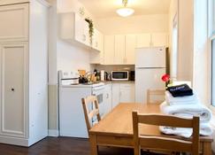 Cozy Studio Perfect for Business Travelers Downtown - Moose Jaw - Kitchen