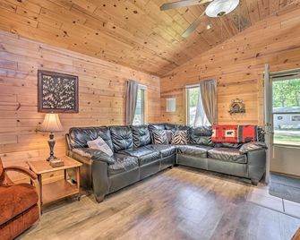 Charming Lake Houghton Cottage w/ Backyard! - Houghton Lake - Sala de estar