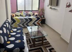 Fully furnished flat with Gvibes - Mumbai - Living room