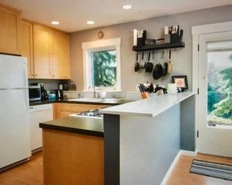 Green Lake View 2 Bed 1 Bath Modern Apt, Fam Friendly, Cook's Kitchen, Laundry + - Seattle - Kitchen