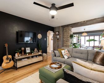 This Must Be the Place-Bayview, Awesome Amenities! - Milwaukee - Living room