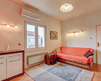 The apartments consists of two bedrooms, a bathroom, a kitchen and a living room - Zadar - Living room