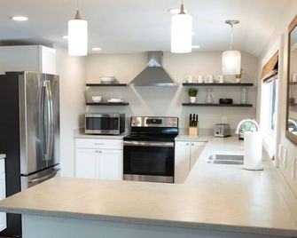 Spacious and Bright Downtown APT with River View - Ellsworth - Kuchyň