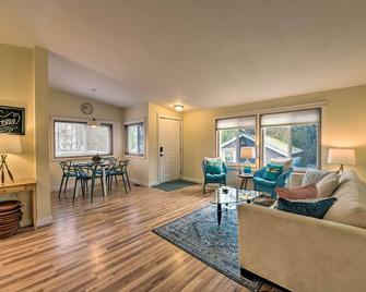 Cute Cottage with Deck Walk 115 Ft to Brewery and Cafe - Poulsbo - Living room