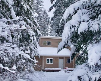 Private 5 Acres on Nisqually River, 2 King Beds - Elbe - Building