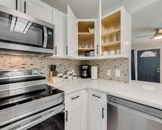 Walk To The Stadium From Stadium Circle Dr, A Cozy 3-Bedroom House In Arlington - Arlington - Kitchen