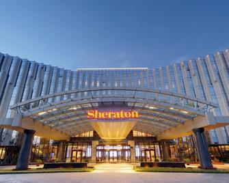 Sheraton Changchun Jingyuetan Hotel - Changchun - Bygning