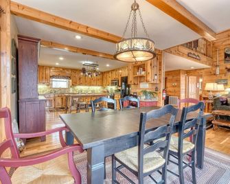 Deer Foot - Private 3BR Cabin, Sleeps 6, Hot tub, Wood-burning Fireplaces - Blairsville - Dining room