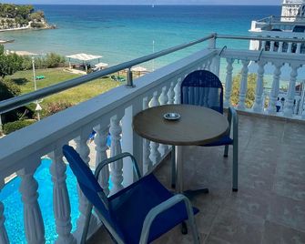 Clear Horizon - Alikanas - Balkón