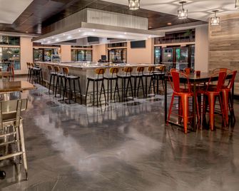 Holiday Inn & Suites Wausau-Rothschild By IHG - Rothschild - Bar