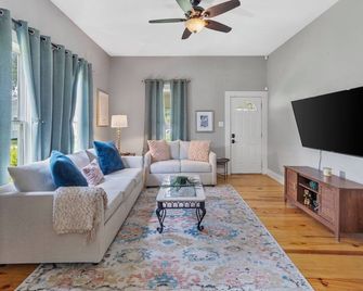 1 Bedroom Home in Downtown Lake Charles La - Lake Charles - Living room