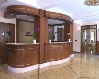 Hotel Flora - Celle Ligure - Front desk