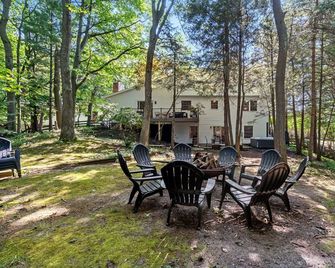 Lake MI Nest- perfect for group trips with access to Lake MI & private hot tub! - Norton Shores - Patio