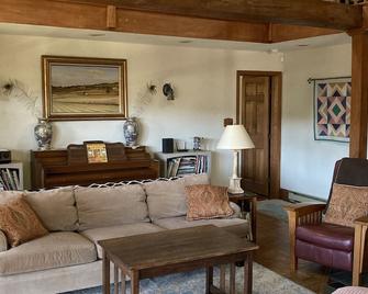 Zelený Les: house in a secluded 100 acre wood with meadows, pond, and brook - Bloomville - Living room