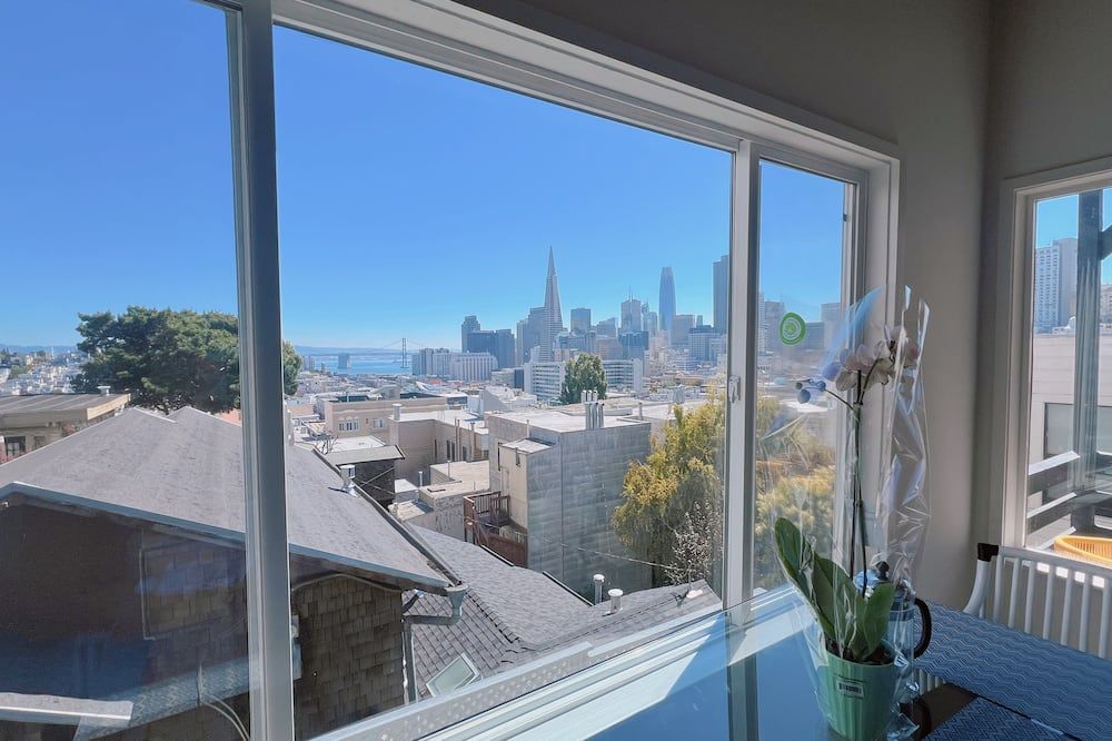 Charming 2BR Cottage with Bay and City Views-Gated Luxury Private Place - سان فرانسسكو - شرفة