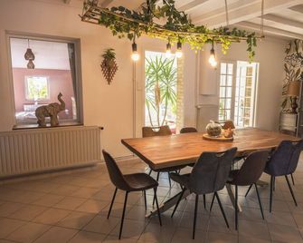 A Flemish Getaway, Cozy Atmosphere, Pool Table, Fireplace, Sleeps 8 - Armbouts-Cappel - Salle à manger