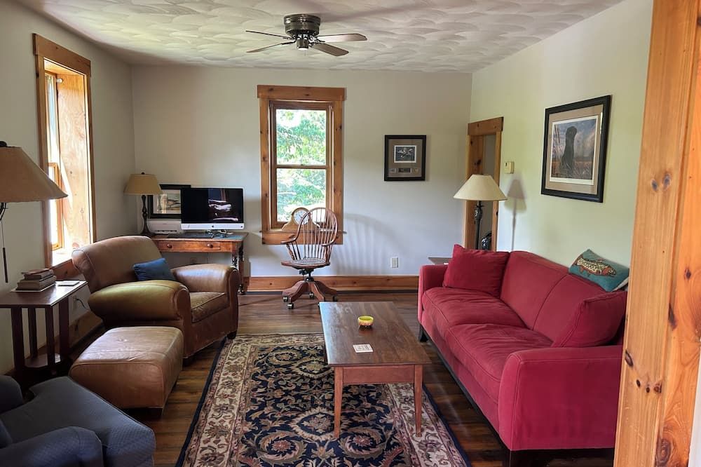 4-bedroom farm house in Coburn with WiFi on beautiful 100 acre.