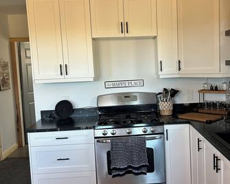 Secluded Mountain-View Cabin with Hot Tub & Endless Country Sky - Riverview - Kitchen