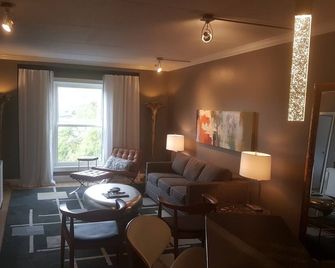 Music Row Condo - Nashvegas! Guitar Swimming Pool. Cool-Comfortable-Modern! - Nashville - Living room