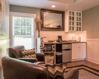 Mountain Laurel Studio - By the Side Of the Road Inn and Cottages - Harrisonburg - Bedroom