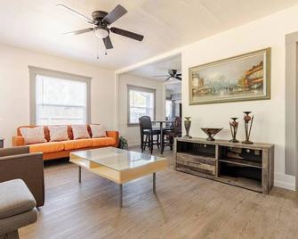 Sequoia/Kaweah Hospital Duplex 2/2 - Visalia - Living room