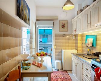 a comfortable apartment with romantic notes in historical center of the town. - Thessaloniki - Küche