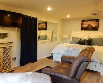 Cozy, Quiet Brand NEW studio Near Greenlake, Phinney Ridge and Greenwood - Seattle - Bedroom