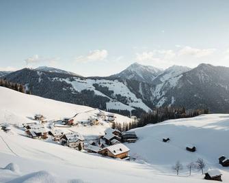 Intero Chalet Rich, con Vista Sulle Montagne, Balcone, Giardino Privato e Wifi; - San Martino in Badia/St. Martin in Thurn - Outdoor view