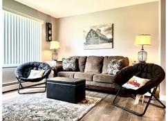 Butterfly Park Retreat #2 - Centrally located to Decorah's Top Attractions! - Decorah - Living room