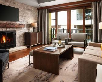 Platinum Vail Ritz-carlton 3 Bedroom Mountain Residence Just One Block From the Eagle Bahn Gondola - Vail - Living room