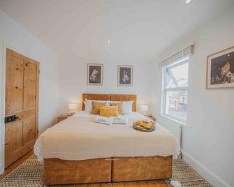 Cotswolds- Homely 2 bed house with garden, WiFi - Esho Stays - Cirencester - Bedroom