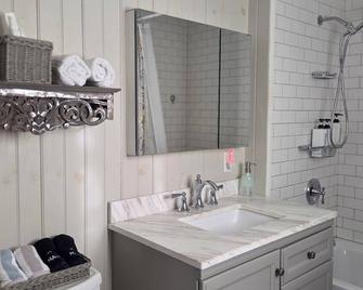 Cozy So End Suite - Burlington