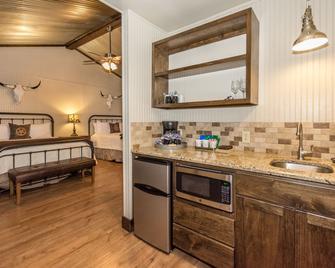 Vineyard Trail Cottages- Adults Only - Fredericksburg - Kitchen