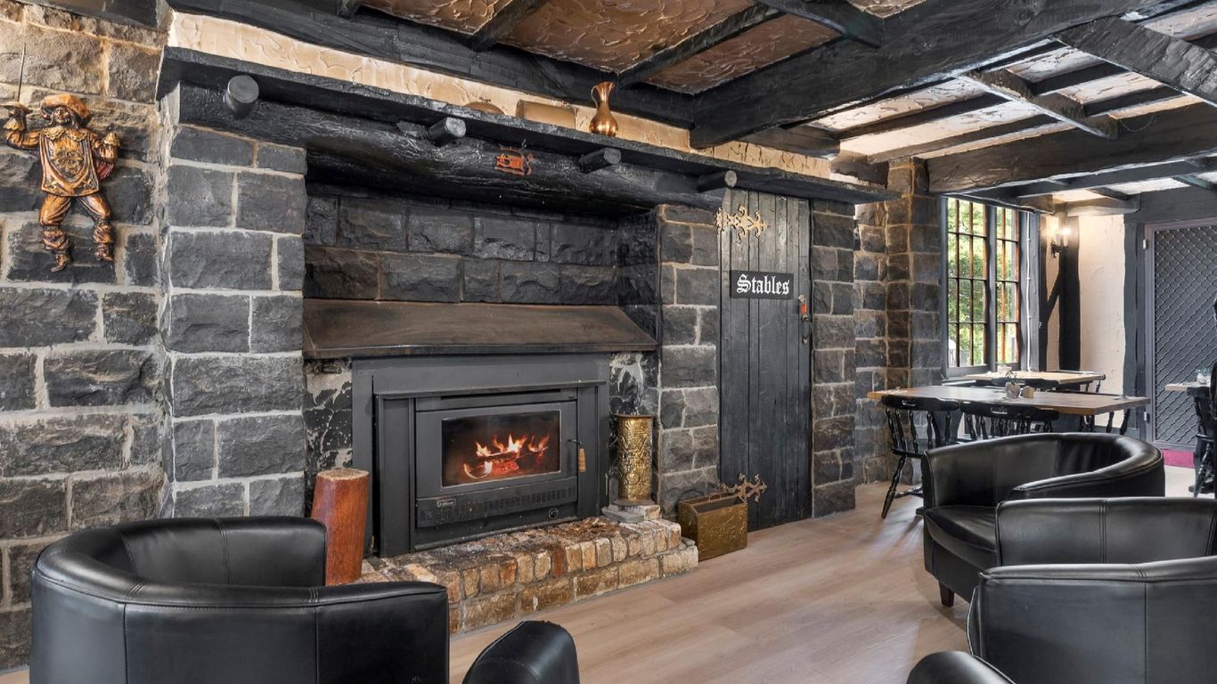 The Fox and Hounds Historic Hotel