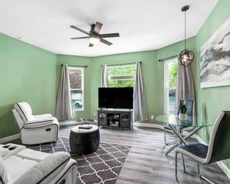 Beautiful fully remodeled 1 bd apt w King size bd\n - Erie - Living room