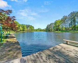Lake View: Cozy 2 BR Cottage Close to Atlanta - Hampton