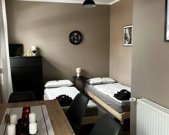 'Ferienwohnung am Schloss' - Ferienwohnung mit Blick auf das Barbyer Schloss, 5 Gehminuten bis zur Elbe - Barby - Habitación