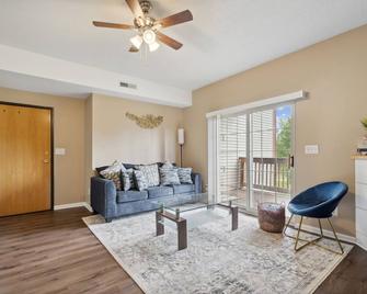 Charming Newly Remodeled Condo - Coralville - Living room