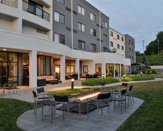 Courtyard by Marriott Harrisburg Hershey - Harrisburg - Patio
