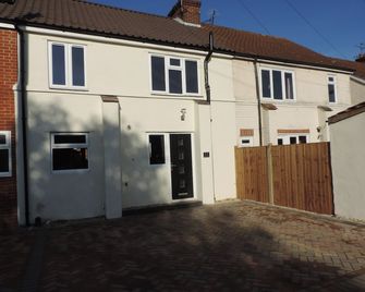 4 Bed Farnborough Air Accommodation - Farnborough - Вигляд зовні