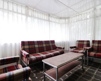 Sibayak Multinational Rest House - Berastagi - Sala de estar