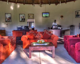 أزامبيزي ريفر لودج - شلالات فيكتوريا - ردهة