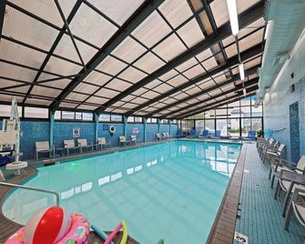 Barclay Towers by CoolVacay - Virginia Beach - Piscina