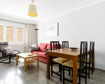 Spacious and bright apartment next to the Pilar - Saragossa - Essbereich