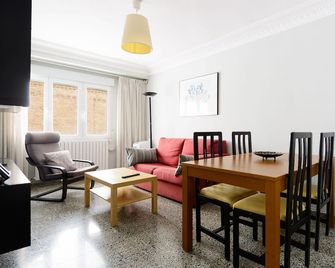 Spacious and bright apartment next to the Pilar - Saragossa - Essbereich