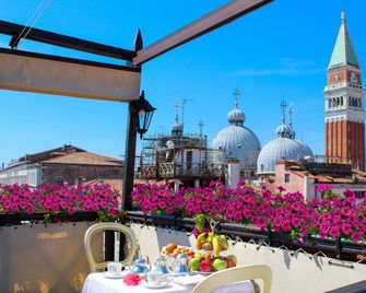 Hotel Colombina - Venesia - Kamar Tidur
