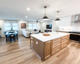 Wedding Weekend Home Base (sleeps 12) - Clinton - Cucina