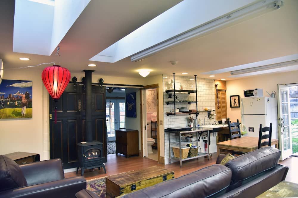 Steampunk Art Studio-Carriage House: Hot Tub, Firepit, Yard, Walkable, Near Lodo - دنفر (كولورادو) - غرفة معيشة